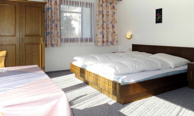 Pettneu am Arlberg Apartamento | Acogedor apartamento para 6 personas con WIFI, TV, balcón y aparcamiento