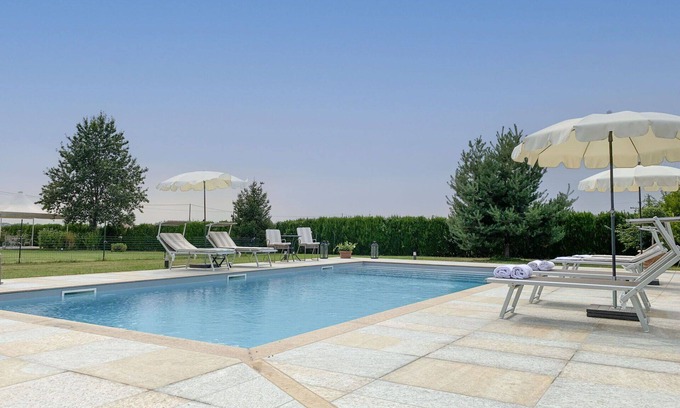 Salmour Apartamento | Beautiful apartment for 4 people with WIFI, pool, TV, patio and parking