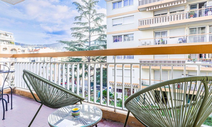 Cimiez Apartamento | Bonito apartamento con WIFI, A/C, TV, terraza, mascotas permitida y vista panorámica