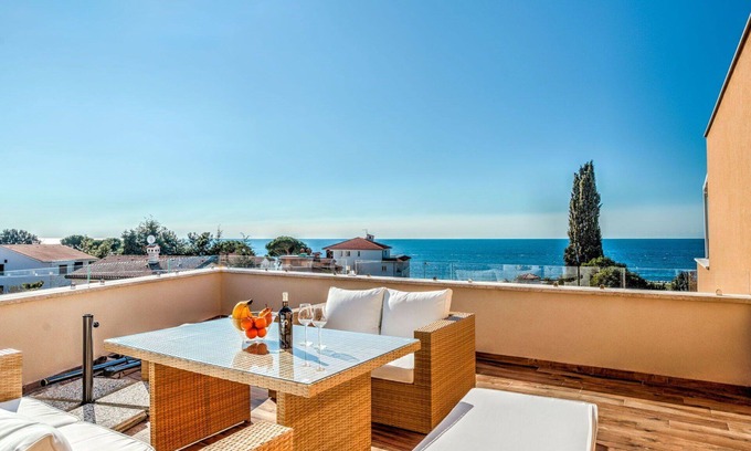 Lovrecica Apartamento | Acogedor apartamento para 6 personas con A/C, WIFI, TV, terraza y aparcamiento