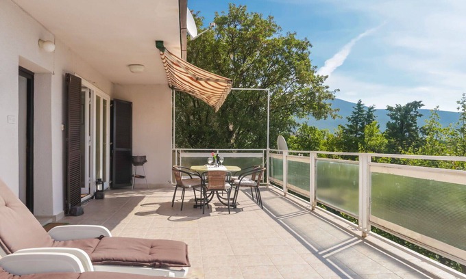 Povile Apartamento | Precioso apartamento para 6 personas con A/C, WIFI, TV, terraza, mascotas permitida y aparcamiento