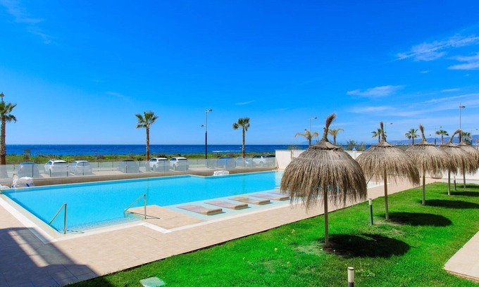 Torrox Costa Apartamento | Acogedor apartamento con piscina, A/C, WIFI, TV, patio, mascotas permitida y aparcamiento