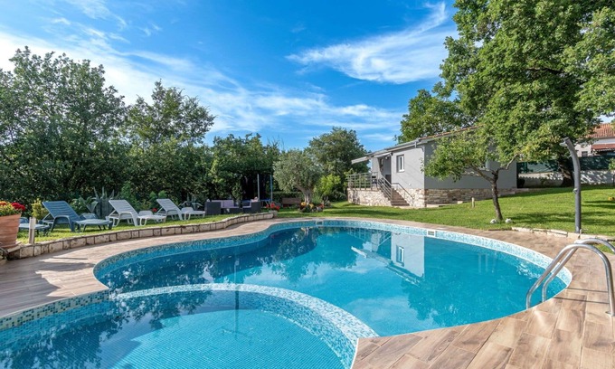 Jezenj Apartamento | Bonito apartamento con WIFI, jacuzzi, piscina, TV, terraza, mascotas permitida y aparcamiento