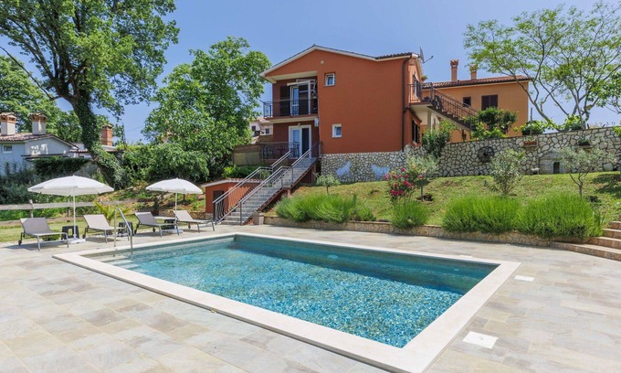 Labin Apartamento | Acogedor apartamento para 4 personas con WIFI, A/C, piscina privada, TV, terraza y aparcamiento