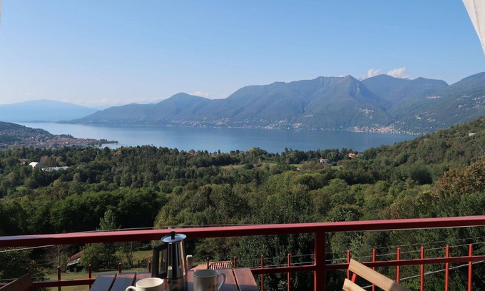 Luino Apartamento | Hermoso apartamento para 6 personas con WIFI, TV, terraza y aparcamiento