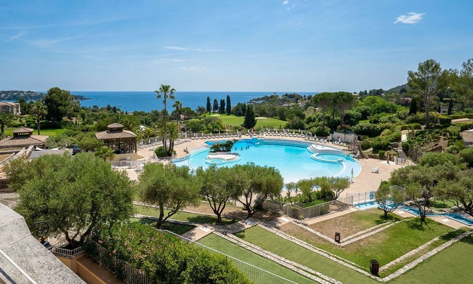Le Dramont Apartamento | Beautiful apartment for 6 people with pool, WIFI, TV, terrace and pets allowed
