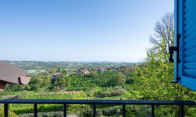 San Damiano dʼAsti Villa | Precioso apartamento en villa con piscina, WIFI, TV, patio, mascotas permitida y aparcamiento