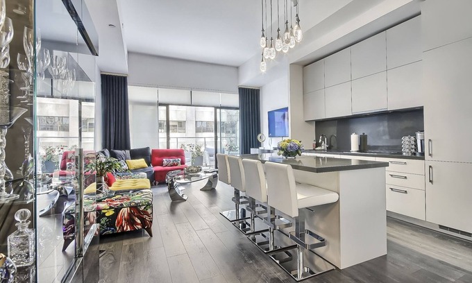 Midtown Toronto Apartamento | Beautiful apartment in the hart of Yorkville with a fully furnished balcony.