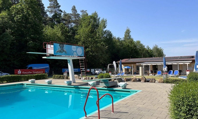 Bad Emstal Casa | Precioso apartamento en villa con WIFI, piscina, TV, terraza, mascotas permitida y aparcamiento