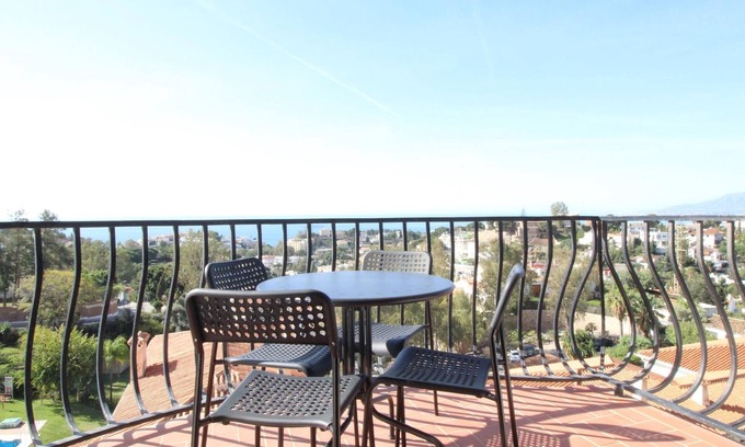 Cerrado de Calderon Apartamento | Magnífico apartamento en Málaga con piscina, jardín, aparcamiento, terraza y vistas al mar