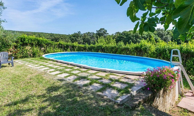 Follonica Villa | Hermoso apartamento en villa con piscina, WIFI, TV, patio, mascotas permitida y aparcamiento
