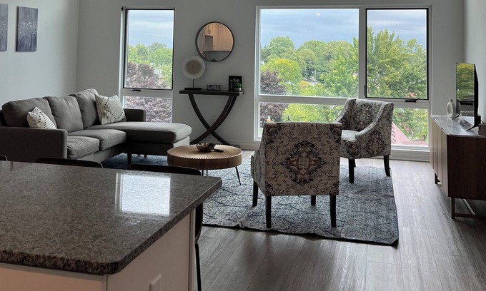 Wyandotte Apartamento | Beautiful apartment located at the center of Wyandotte. Stay at the W Lofts!