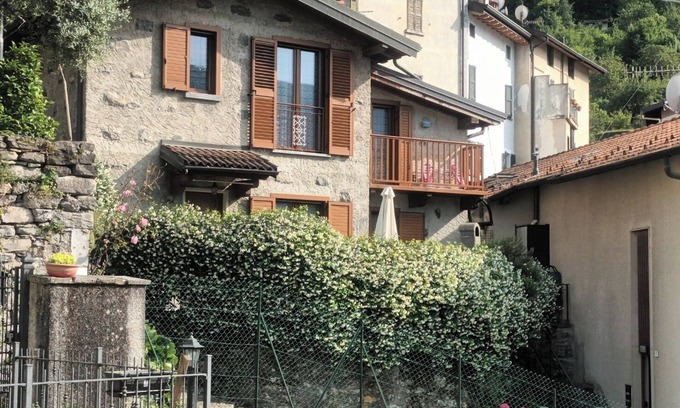 Lezzeno Casa | Hermoso apartamento en el lago de Como con jardín privado y vista al lago