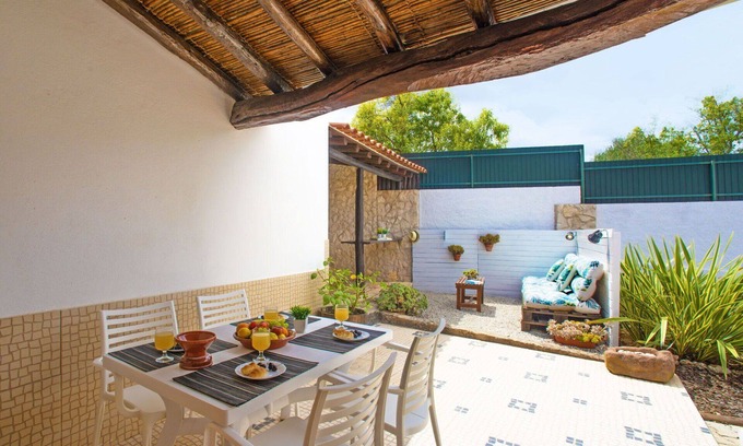 Mem Moniz Casa | Bonito apartamento en villa para 4 personas con A/C, piscina, WIFI, TV, patio y aparcamiento