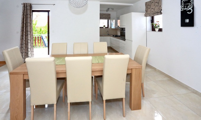 Bibinje Apartamento | Precioso apartamento con un gran jardín y vistas al mar.