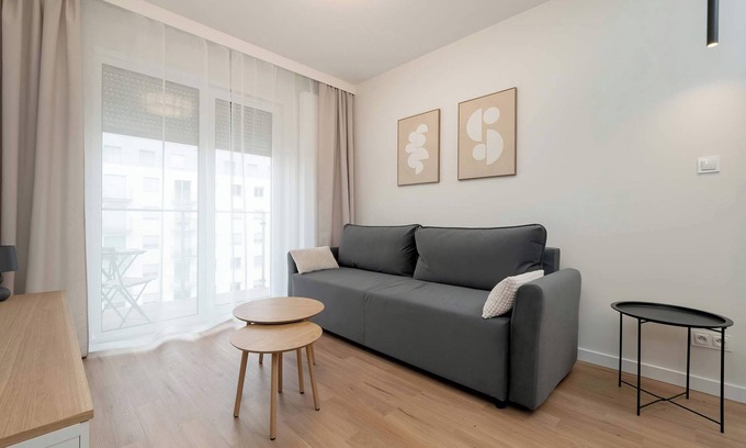 Nowe Miasto Apartamento | Beautiful Apartment with Balcony by Noclegi Renters
