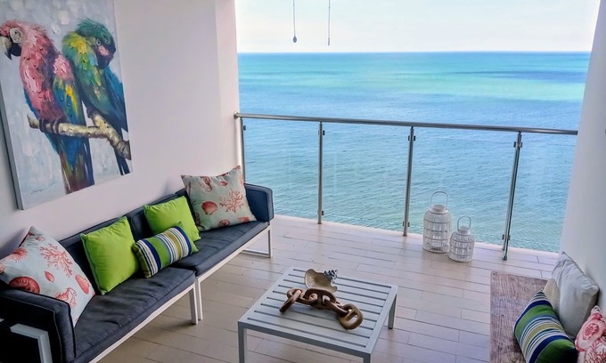 El Palmar Apartamento | Beautiful apt on the beach, with wonderful cross breezes to keep you cool