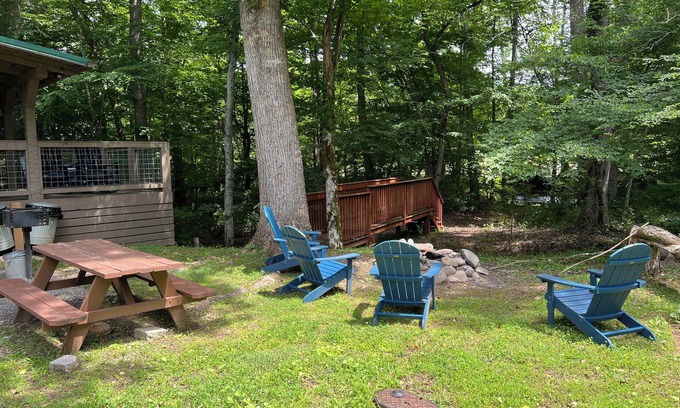 Cosby Cabina | Beautiful Authentic Log Cabin on Cosby Creek
