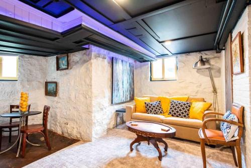 Old Louisville Apartamento | Beautiful Basement 2BR Walk to St James Ct U of L