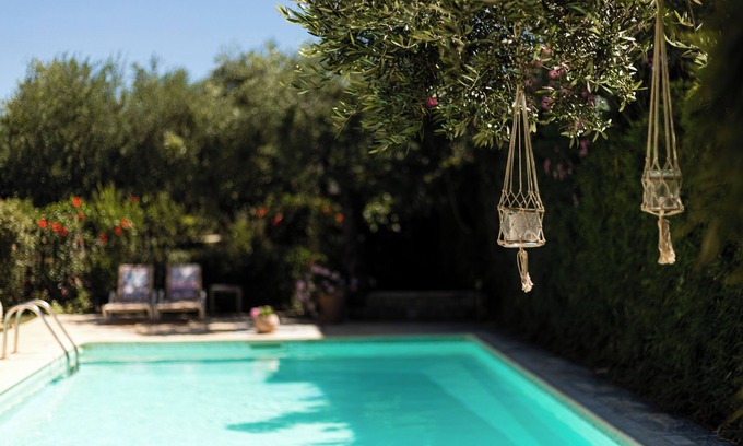 Stoupa Apartamento | Beautiful Basement Apartment with Private Terrace