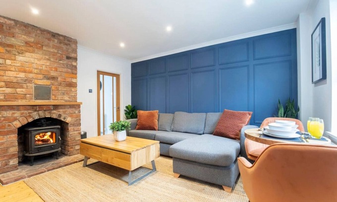 Montpellier Casa | Beautiful Bath Road Retreat with Log Burner
