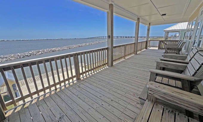 Golden Meadow Casa | Beautiful Bay Views at The Anchor Holds