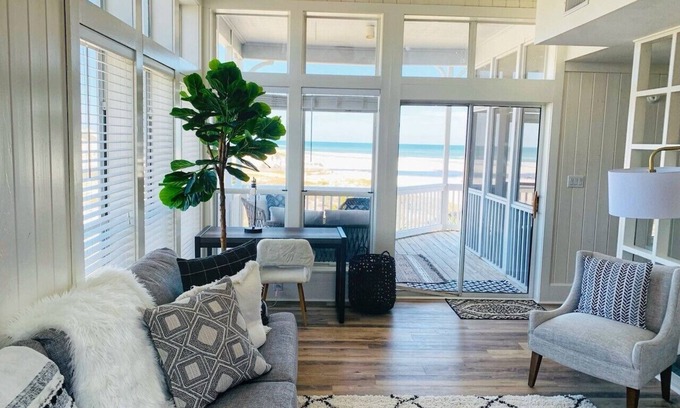 Gulf Trace Casa | Beautiful Beachfront 4 Bedroom Home