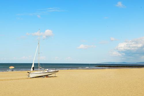 Rhos on Sea Casa | Beautiful Beach Front Cottage
