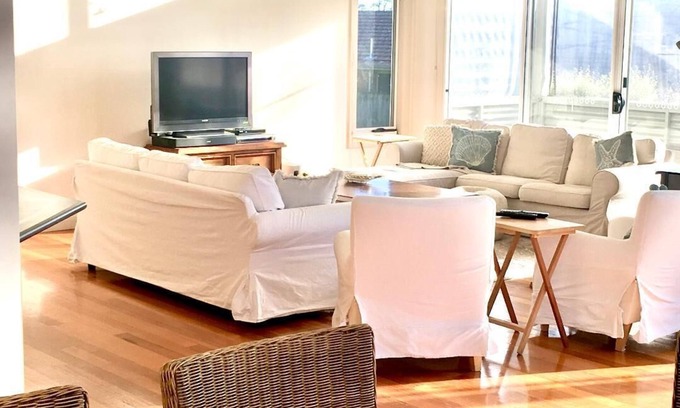 Cowes Casa | Beautiful beach home just minutes walk to Cowes Beach, restaurants and shops.