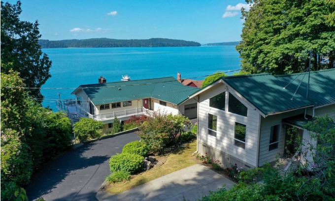 Seabeck Casa | Beautiful Beach House and additional beach cabin with Olympic Mountain view