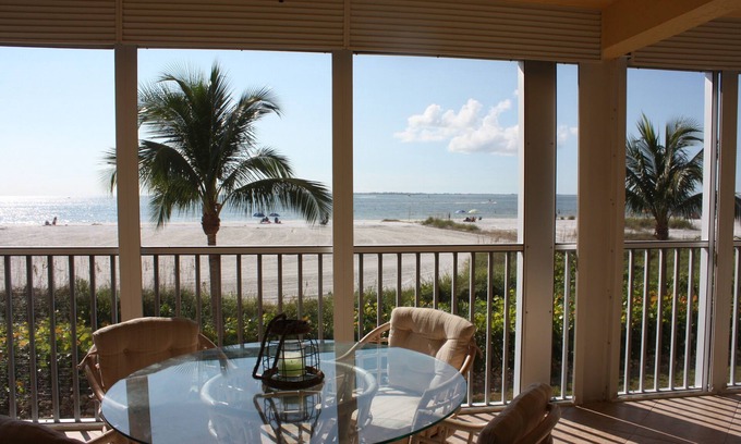 Fort Myers Beach Condominio | Hermoso condominio frente al mar frente al mar, renovado y nuevo en el mercado