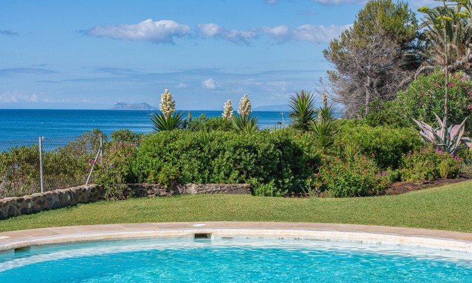 Nueva Milla de Oro Villa | Beautiful Beach Villa on the "New Golden Mile" in Estepona - 8 bedrooms