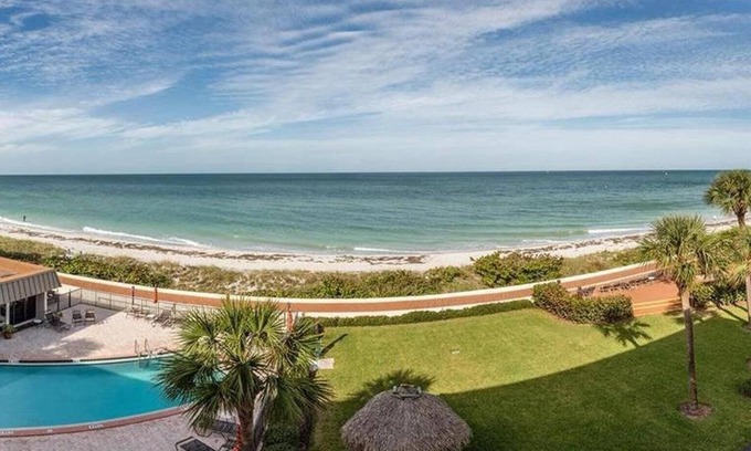Belleair Beach Condominio | Hermoso retiro frente a la playa