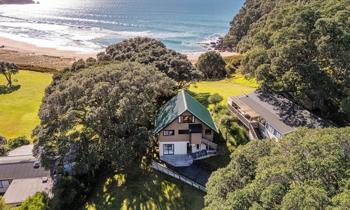 Onemana Casa | Beautiful Beachfront – Absolute Oceanfront 5BR Timber Home with Stunning Views