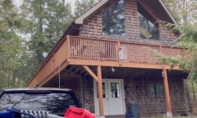 Hancock County Chalet De Esquí | Beautiful beachfront chalet with southern exposure on Green Lake,Dedham, Maine.