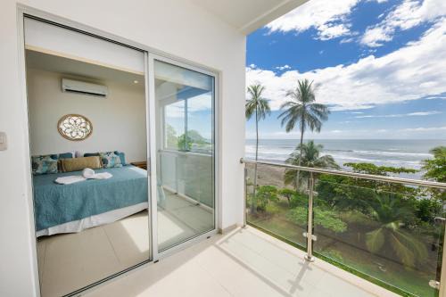 Bejuco Apartamento | Beautiful Beachfront Condo, Amazing Pool