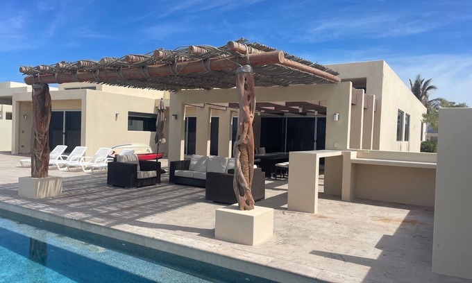 La Ribera Villa | Beautiful beachfront property