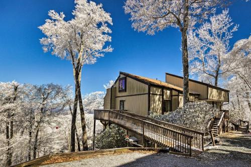 Beech Mountain Apartamento | Beautiful Beech Mountain Condo with Private Balcony!
