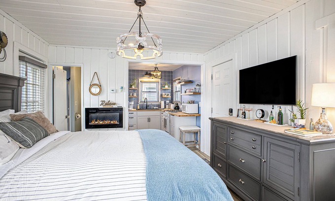 Linden Cabaña | Beautiful boathouse with an all season hot tub, paddle boat and kayaks!