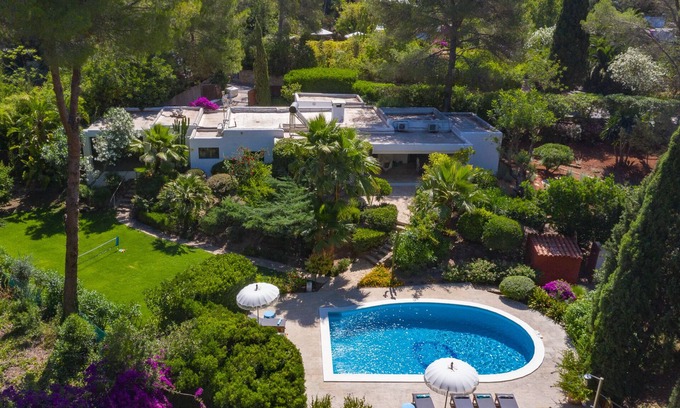 Can Furnet Villa | Hermosa villa bohemia para 7 personas cerca de Jesús con exuberantes jardines tropicales y una gran piscina