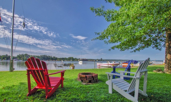 Jamestown Cabaña | Beautiful Bonita is a charming, privately owned 2-bedroom lake front cottage