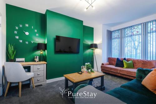 Low Moor Casa | Beautiful Bradford 3 Bedroom Home Sleeps 8 with Parking by PureStay