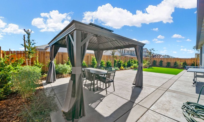 Elk Grove Casa | Beautiful brand new house professionally decorated