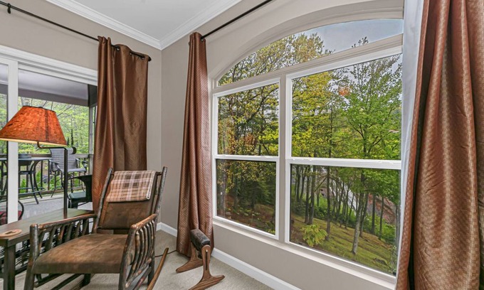 Lake Toxaway Condominio | Beautiful, Breathtaking Wren Condo overlooking Toxaway Falls