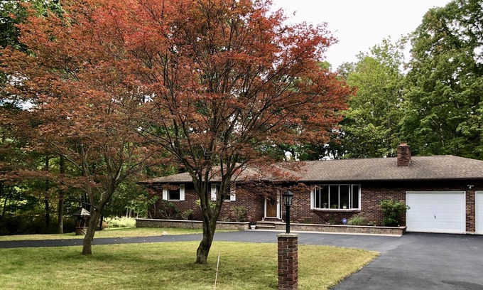 Pocono Mountain Lake Casa | Beautiful brick home in the Poconos