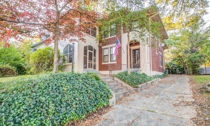 Evergreen Apartamento | Beautiful Brick Patio, Top Unit- Bluemoon Bungalow