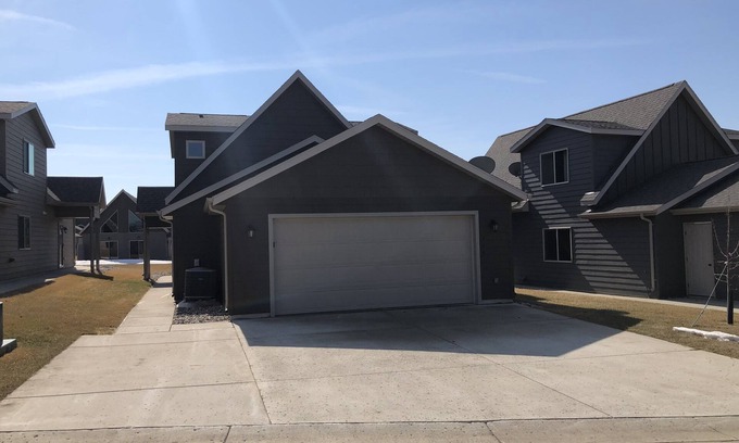 Arnolds Park Cabina | Beautiful Bridges Bay Cabin w 3BD + Loft, 2.5Bath, 1717 sq ft, 6 daily waterpark