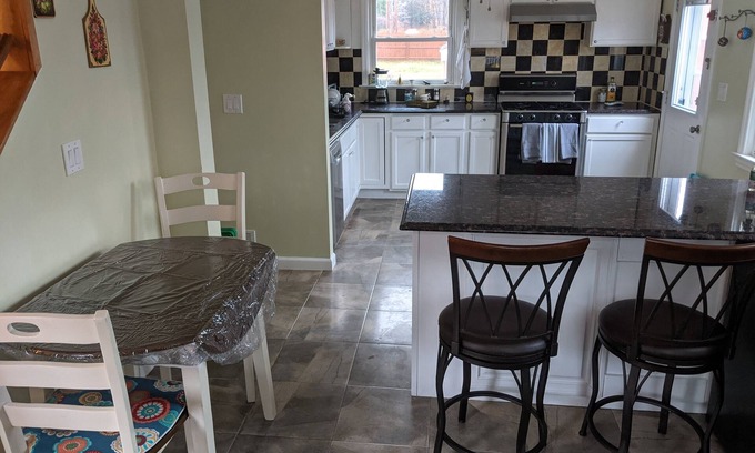 Newtonville Casa | Beautiful bright 2 Bedroom 2 Bathroom home centrally located in Colonie