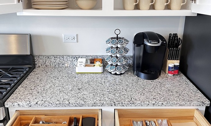Grayslake Casa | Beautiful Bright Modern Townhome, 3 bdrm, 2.5 bath, pets allowed.