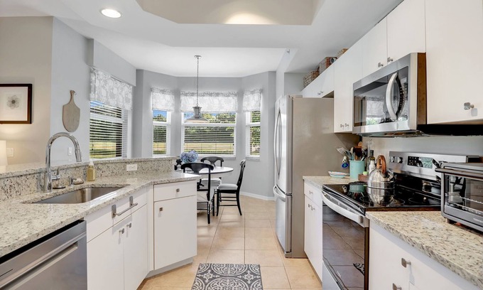 Naples Condominio | Sunny, bright 1st Floor 2BR/2Bth - Private Golf, Pickleball, Tennis, more!